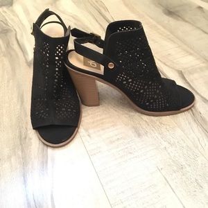 Black wedges